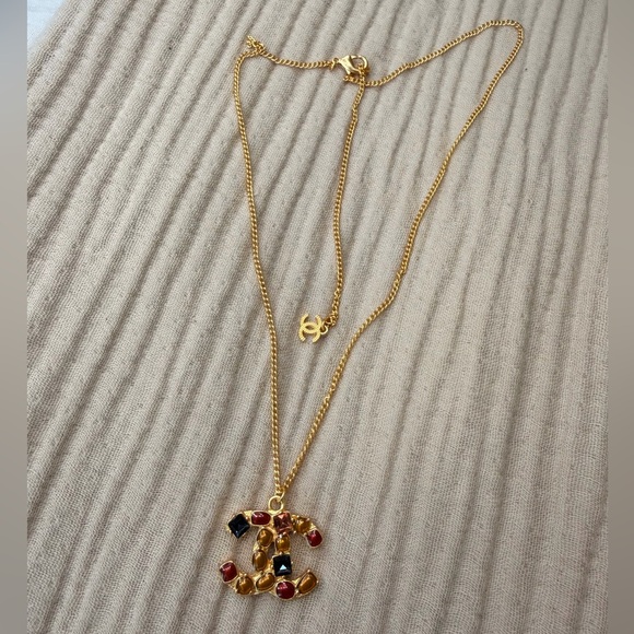 🍁✨CHANEL Gold-Tone CC Pendant Necklace with Multicolor Gem Accents - Picture 9 of 14